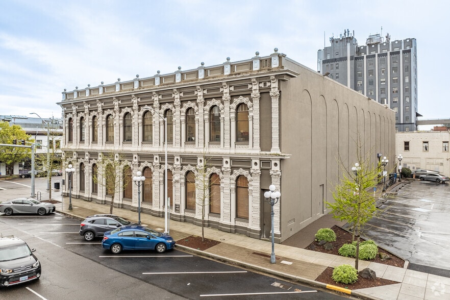 More Photos Of 302 State St, Salem Bank For Lease