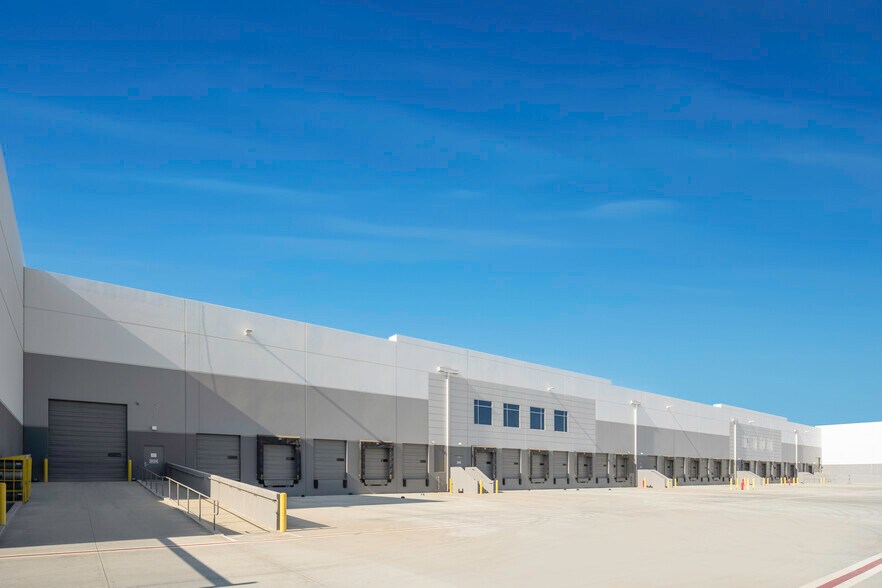 More Photos Of 19972 Patterson Ave, Perris Distribution For Lease