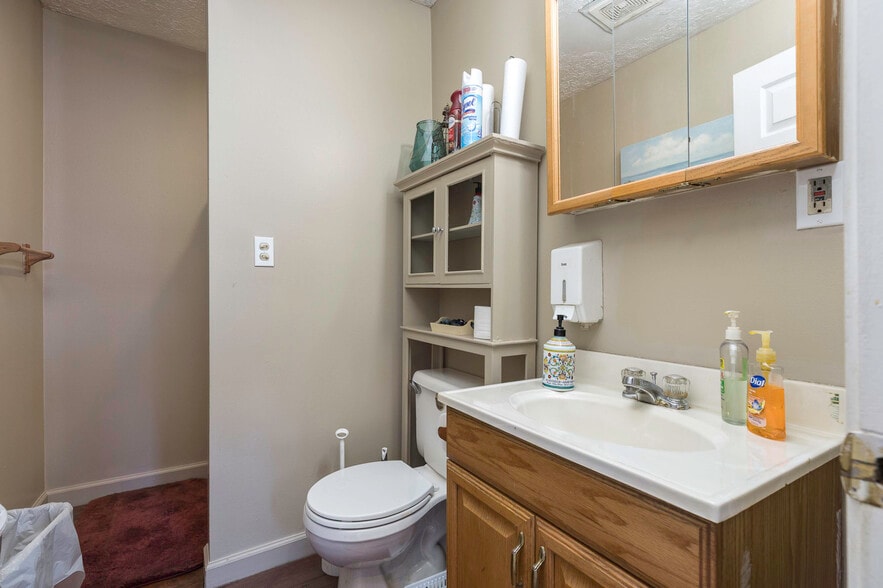 More Photos Of 1545 Berry Blvd, Louisville Auto Dealership For Sale