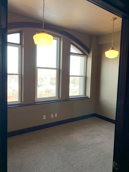 More Photos Of 103 E State St, Mason City Office For Lease