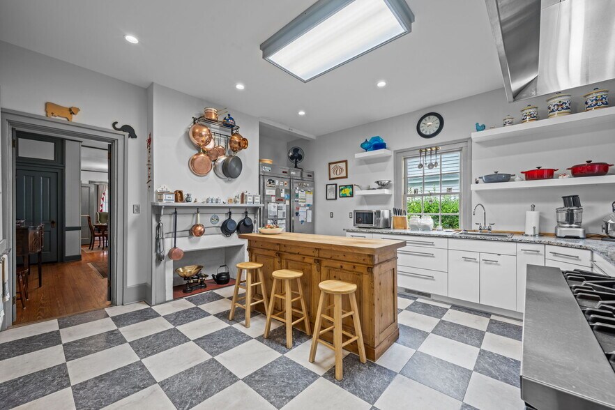 More Photos Of 215 Pollock St, New Bern Hospitality For Sale