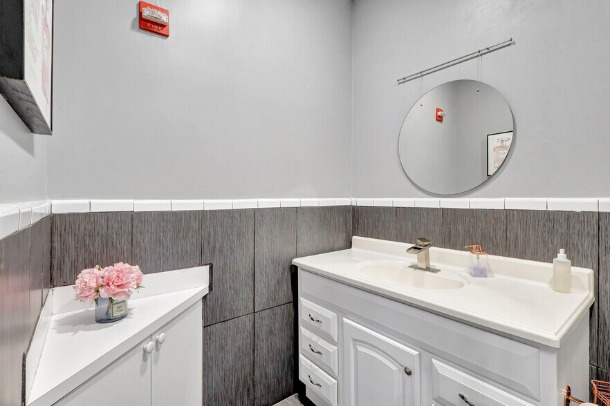 More Photos Of 1200 S Rogers Cir, Boca Raton Warehouse For Lease