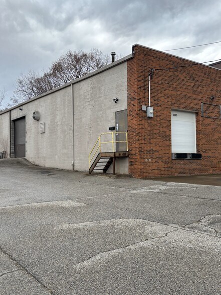 Primary Photo Of 2285 Scranton Rd, Cleveland Warehouse For Lease