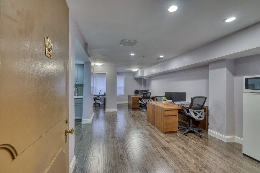 More Photos Of 10 Old Mamaroneck Rd, White Plains Office For Sale