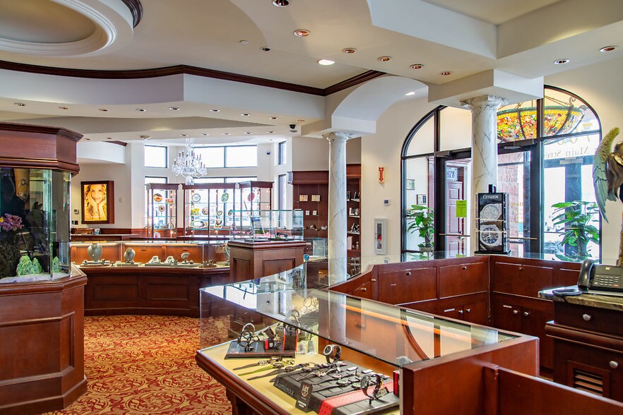 More Photos Of 700 E Main St, Anoka Freestanding For Lease