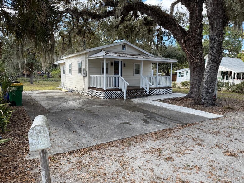 Primary Photo Of 94 N Hall St, LaBelle Office For Lease
