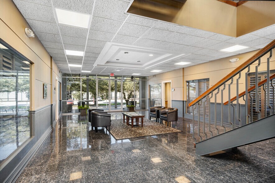 More Photos Of 8100 Broadway St, San Antonio Office For Sale