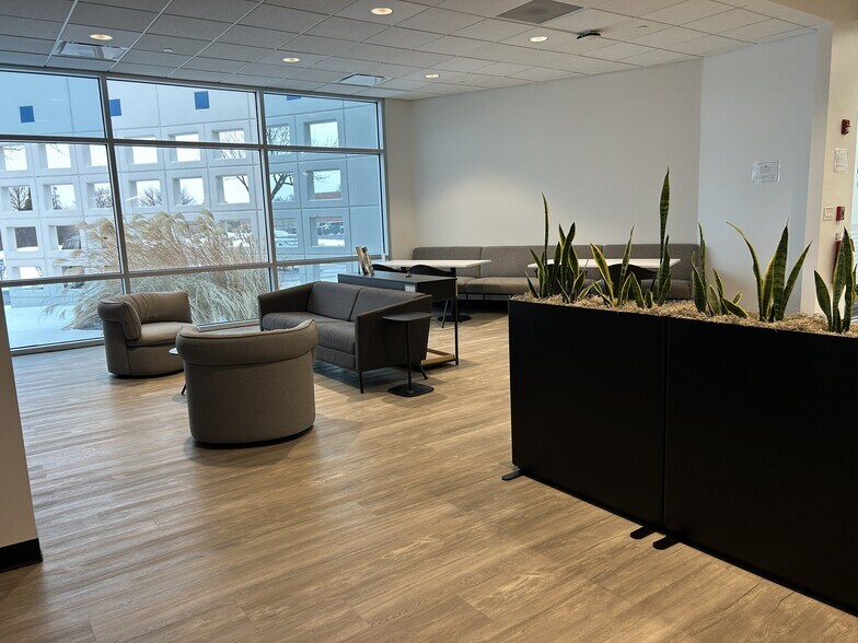 More Photos Of 265 Spring Lake Dr, Itasca Showroom For Lease