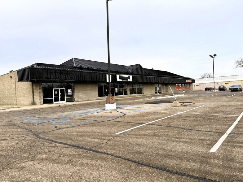 More Photos Of 11811 E 8 Mile Rd, Warren General Retail For Lease