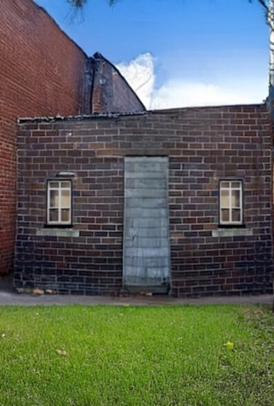 More Photos Of 105 W Olive St, Bridgeport Flex For Sale