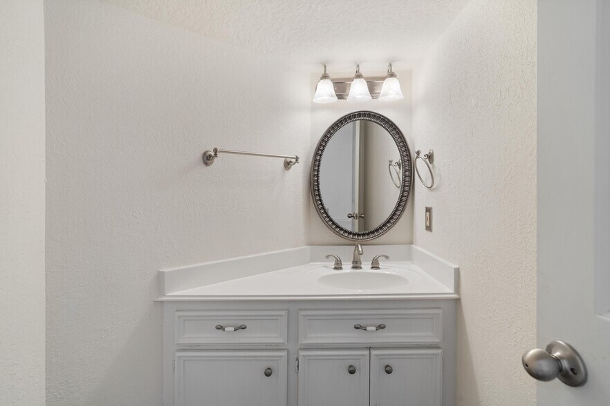 More Photos Of 124 Lake Point Dr, League City Specialty For Sale