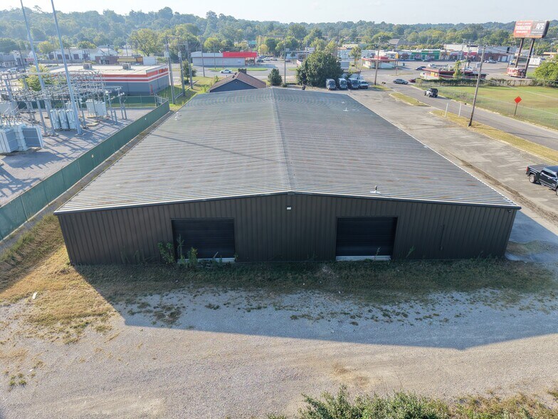 More Photos Of 2501 Commerce Cir, Tarrant Warehouse For Lease