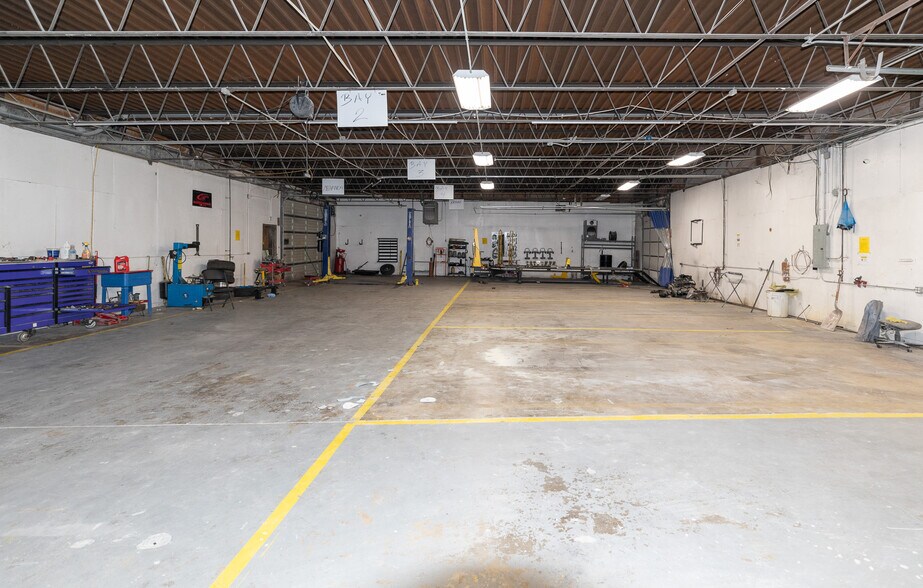 More Photos Of 2300B Plantside Dr, Louisville Warehouse For Lease