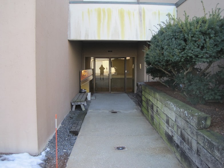 More Photos Of 910 Boston Post Rd E, Marlborough Office For Lease