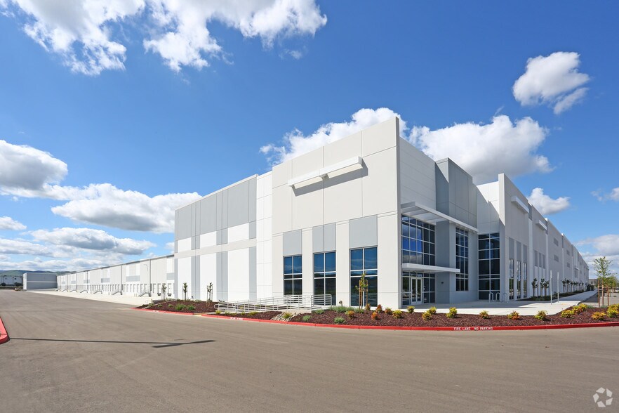 More Photos Of 400 Park Center Dr, Patterson Warehouse For Lease