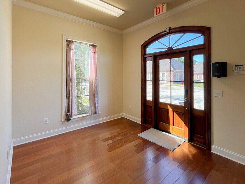 More Photos Of 1201 S Purpera Ave, Gonzales Office For Lease