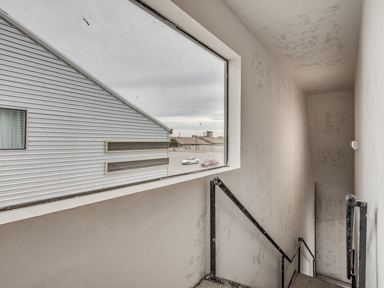 More Photos Of 4403-4411 SW 3rd St, Oklahoma City Showroom For Lease