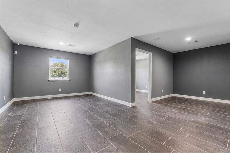 More Photos Of 902 Waco St, Dayton Office For Sale