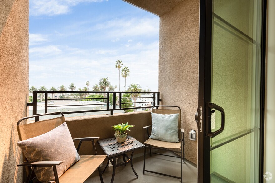 More Photos Of 552 N Hobart Blvd, Los Angeles Apartments For Sale