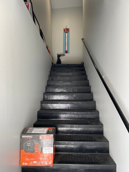 More Photos Of 586 Pleasant St, Watertown Flex For Sale