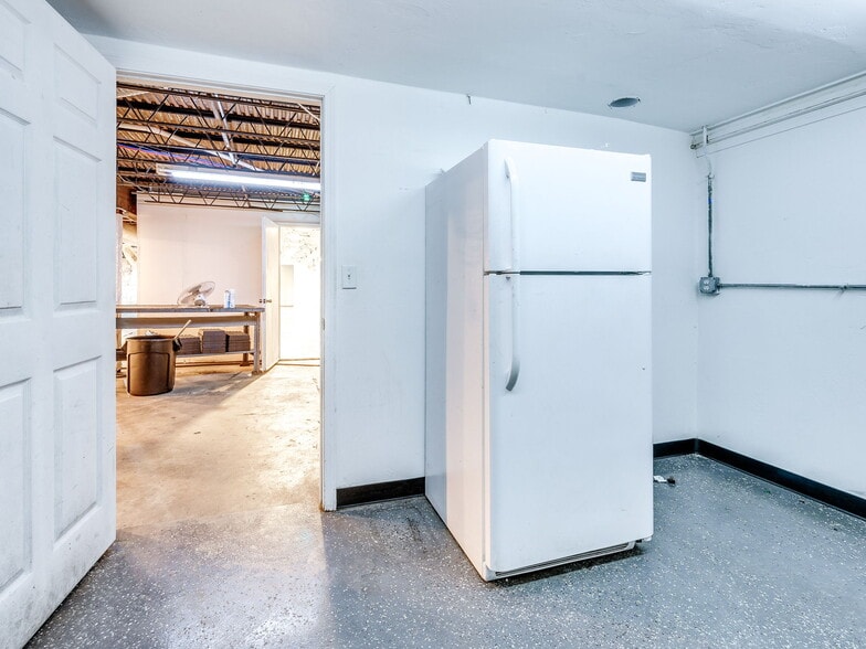 More Photos Of 212 W Main St, Shawnee Storefront Retail Office For Lease