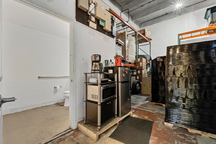 More Photos Of 10813-10841 NW 29th St, Doral Warehouse For Sale