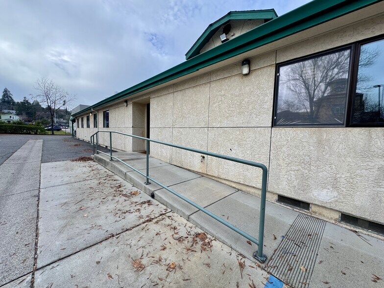 More Photos Of 2036 Railroad Ave, Redding Office For Sale