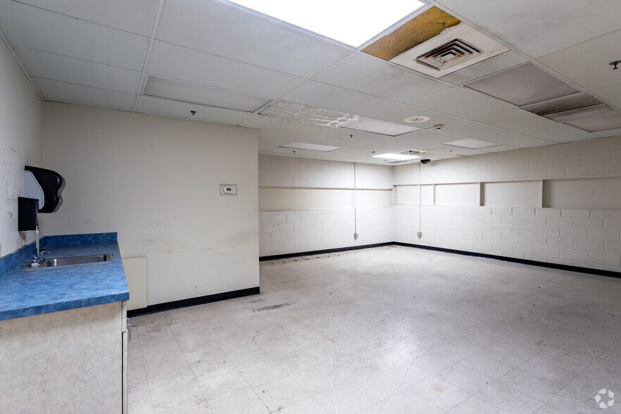 More Photos Of 2910-2918 Mount Holly Huntersville Rd, Charlotte Unknown For Lease