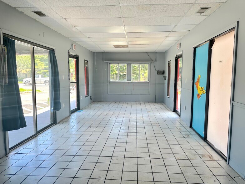 More Photos Of 609 E Montgomery Cross Rd, Savannah Restaurant For Lease