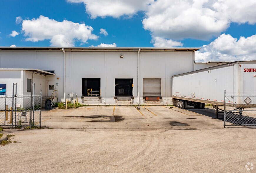 More Photos Of 2075 47th St, Sarasota Warehouse For Lease
