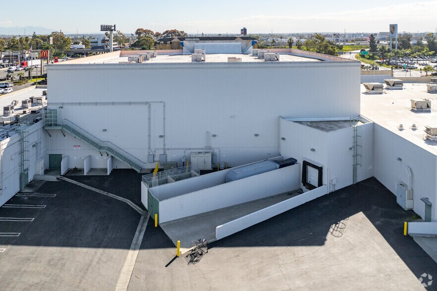 More Photos Of 14351 Hindry Ave, Hawthorne Freestanding For Lease