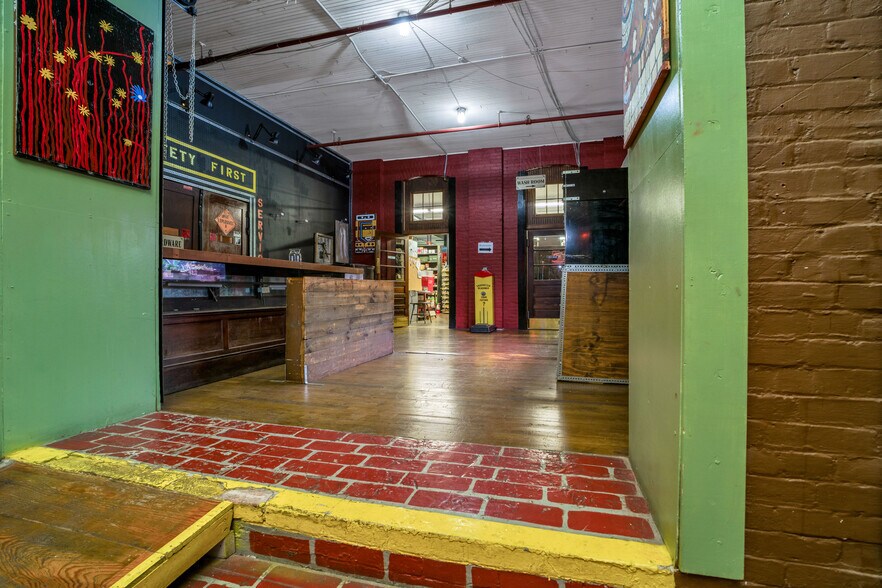 More Photos Of 923 N E St, Richmond Storefront For Sale