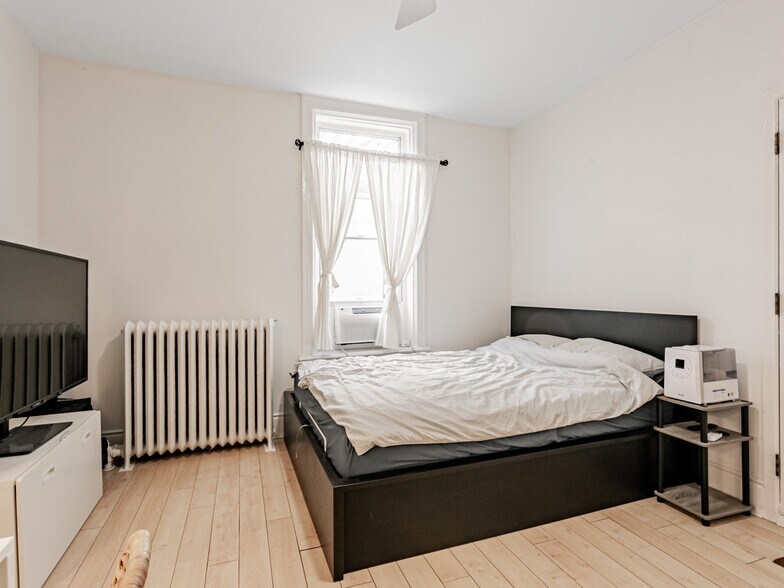 More Photos Of 24 Webster Av, Toronto Apartments For Sale