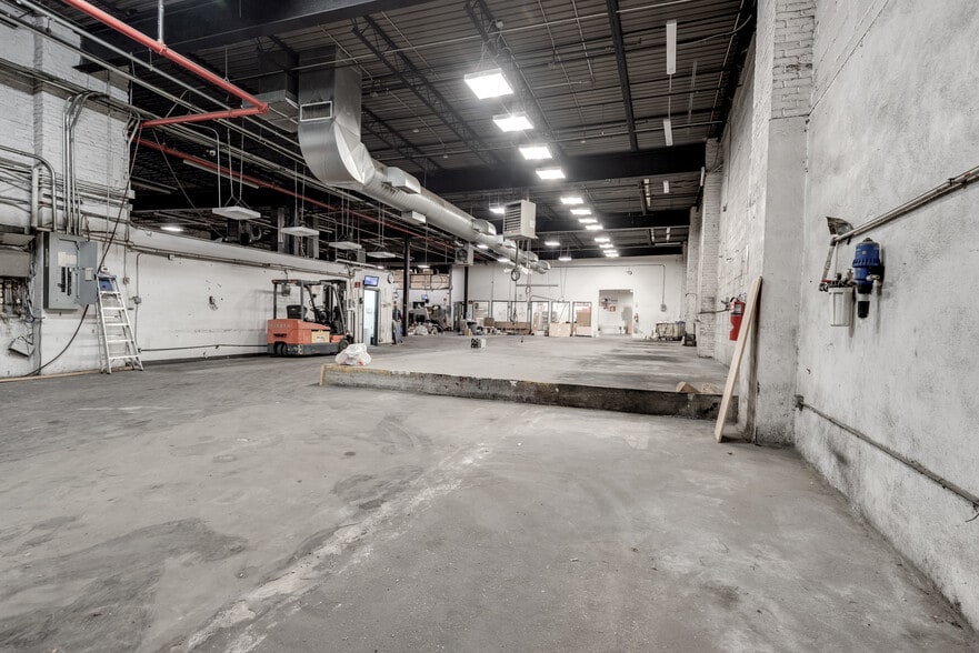 More Photos Of 305 Kent Ave, Brooklyn Warehouse For Lease