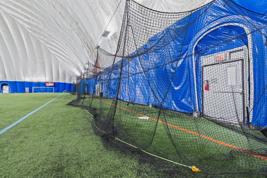 More Photos Of 901 Cannon Rd S, Dundas Sports And Entertainment For Sale