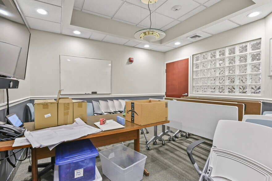 More Photos Of 875 Centerville Rd, Warwick Office For Lease