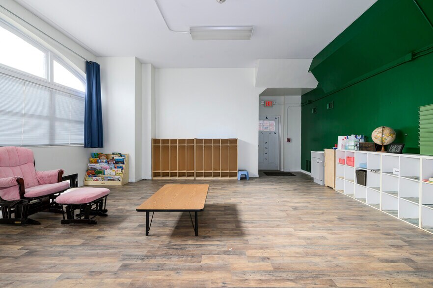 More Photos Of 5001 Pernod Ave, Saint Louis Flex For Sale