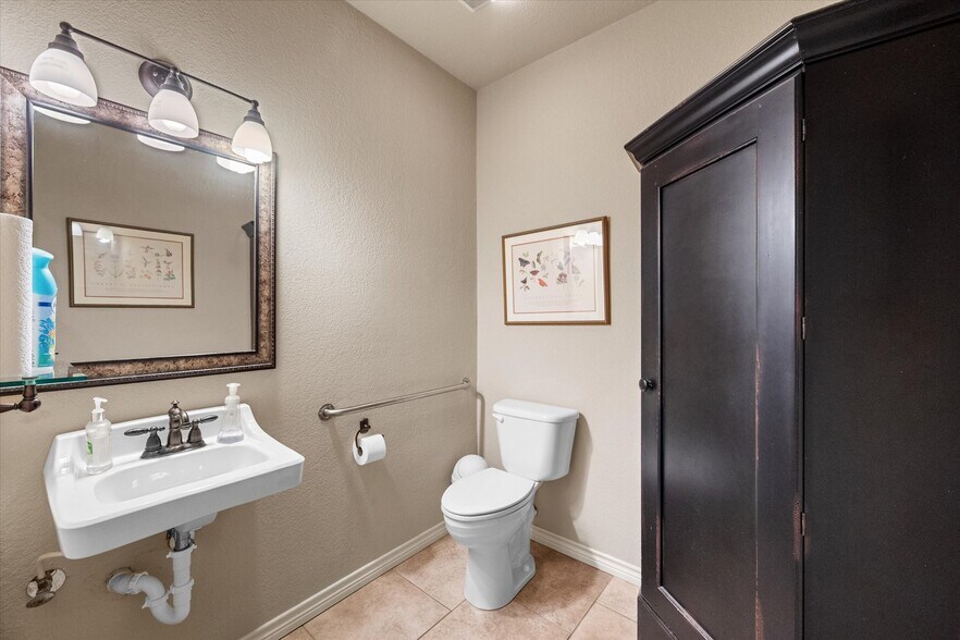 More Photos Of 2220 W 2nd Ave, Corsicana Office For Sale