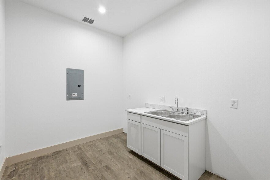 More Photos Of 203 E Debbie Ln, Mansfield Loft Creative Space For Lease