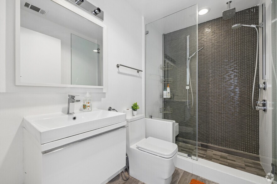 More Photos Of 600 S La Brea Ave, Los Angeles Storefront Retail Residential For Sale