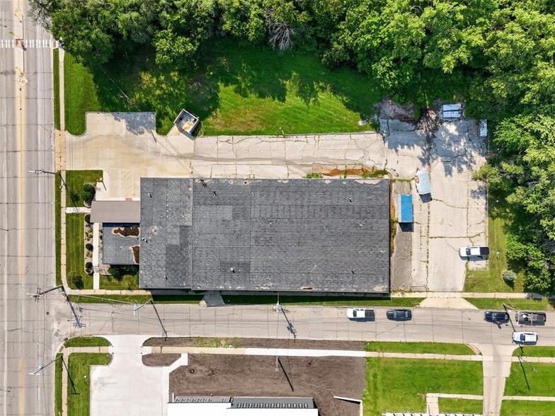More Photos Of 2401 Hickman Rd, Des Moines Warehouse For Sale
