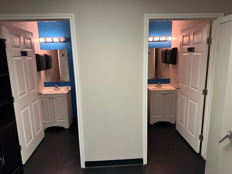 More Photos Of 10444-10458 Sentinel St, San Antonio Flex For Lease