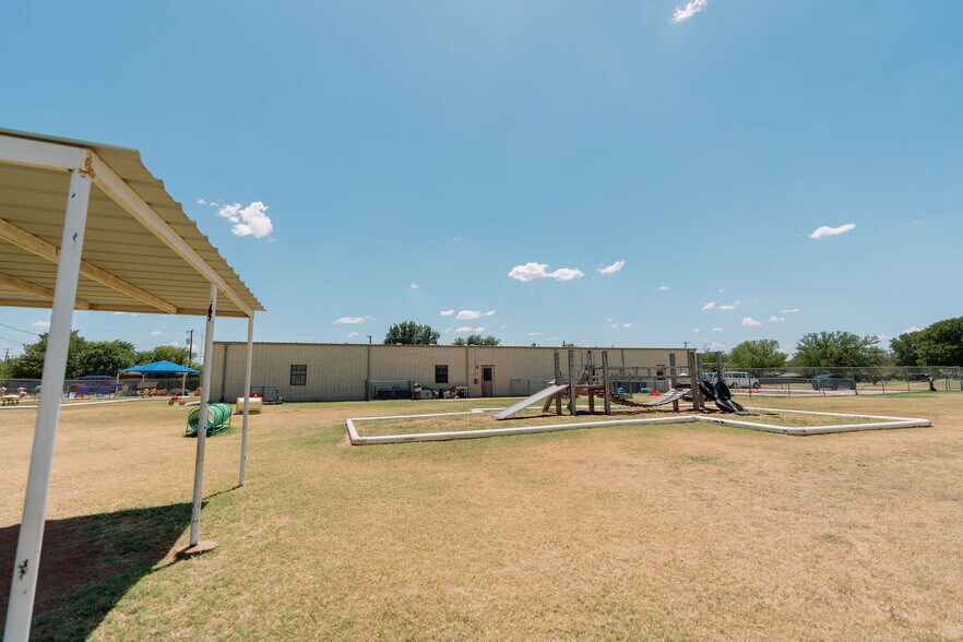 More Photos Of 1522 Weeks St, Wichita Falls Office For Sale