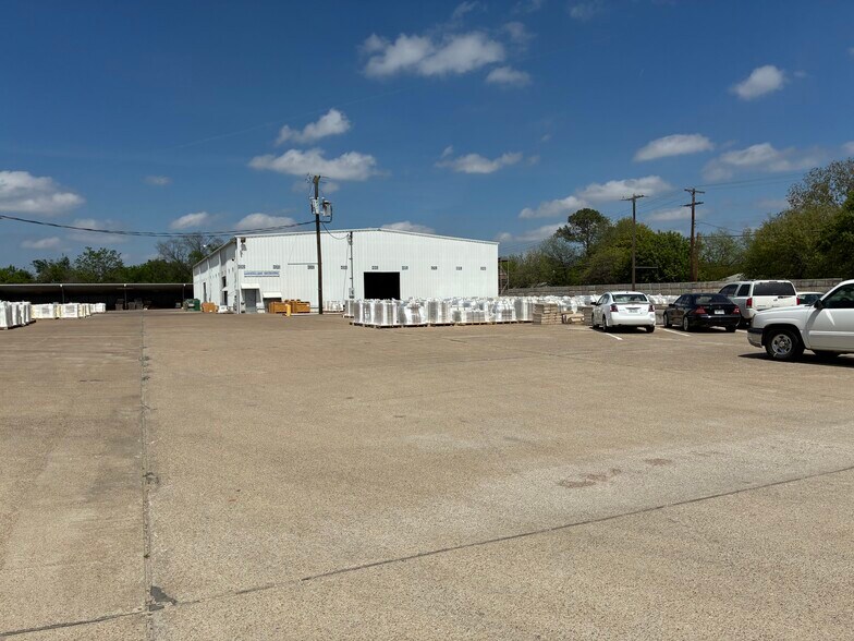 More Photos Of 301 Pleasant Dr, Dallas Warehouse For Lease