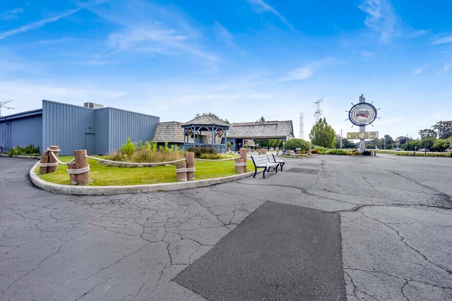 More Photos Of 890 E US Highway 45, Mundelein Freestanding For Sale