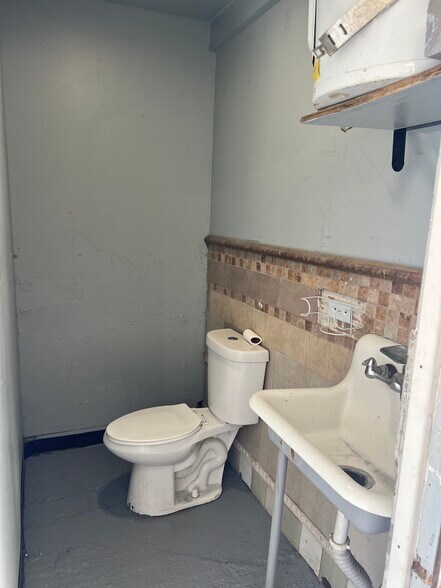 More Photos Of 10612 Whittier Blvd, Whittier General Retail For Sale