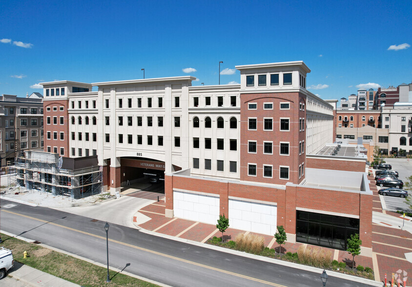 More Photos Of 885 Monon Green Blvd, Carmel Parking Garage For Lease