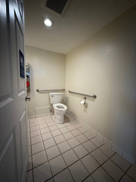 More Photos Of 870 Summit Ave, Oconomowoc Office For Sale