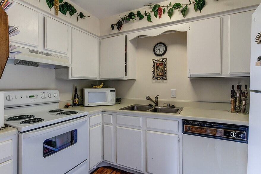 More Photos Of 126 Walton Ferry Rd, Hendersonville Apartments For Sale