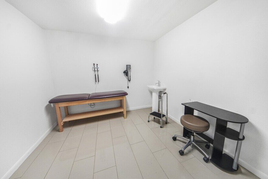 More Photos Of 7030 Bretshire Dr, Houston Medical For Sale